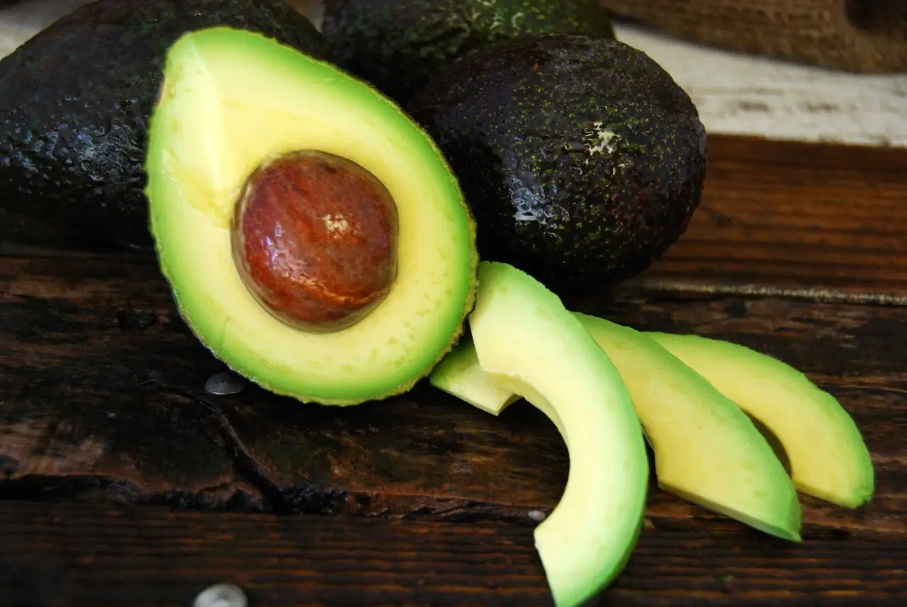 Avocado: il frutto alleato di cuore e glicemia! Tutti i benefici da conoscere
