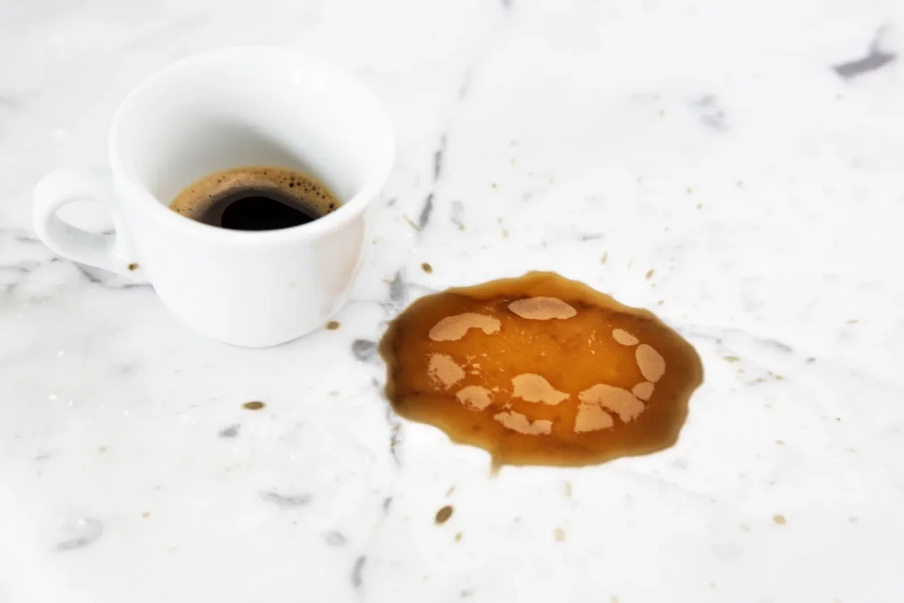 I metodi più efficaci per eliminare le macchie di caffè dai tessuti Immagine selezionata