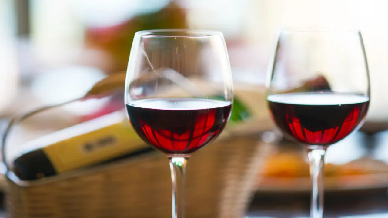 Crisi del vino? Ecco la rivoluzione che riaccende la speranza dei vigneti italiani Crisi del vino? Ecco la rivoluzione che riaccende la speranza dei vigneti italiani