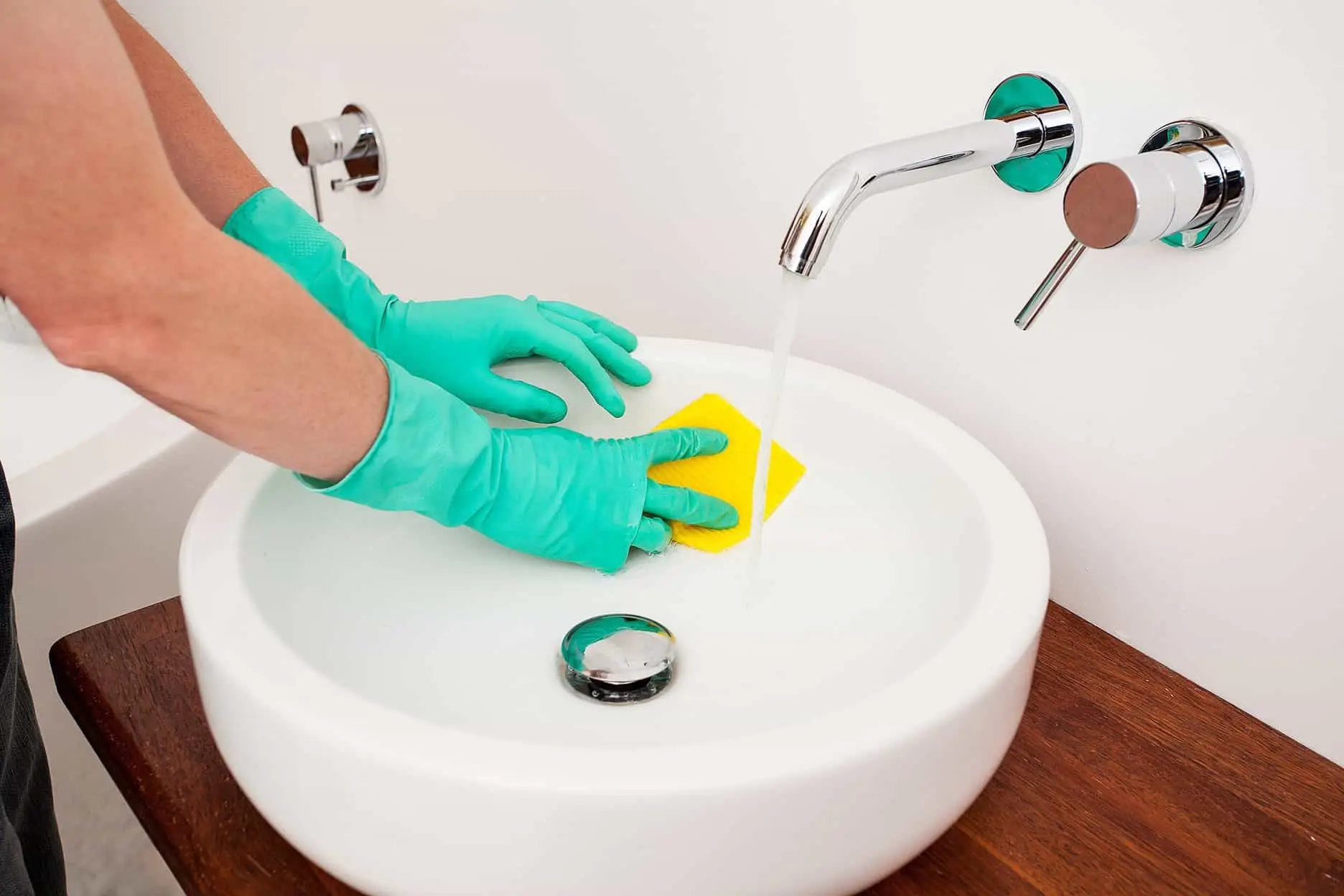 Ecco come pulire il lavandino senza usare detergenti aggressivi Ecco come pulire il lavandino senza usare detergenti aggressivi