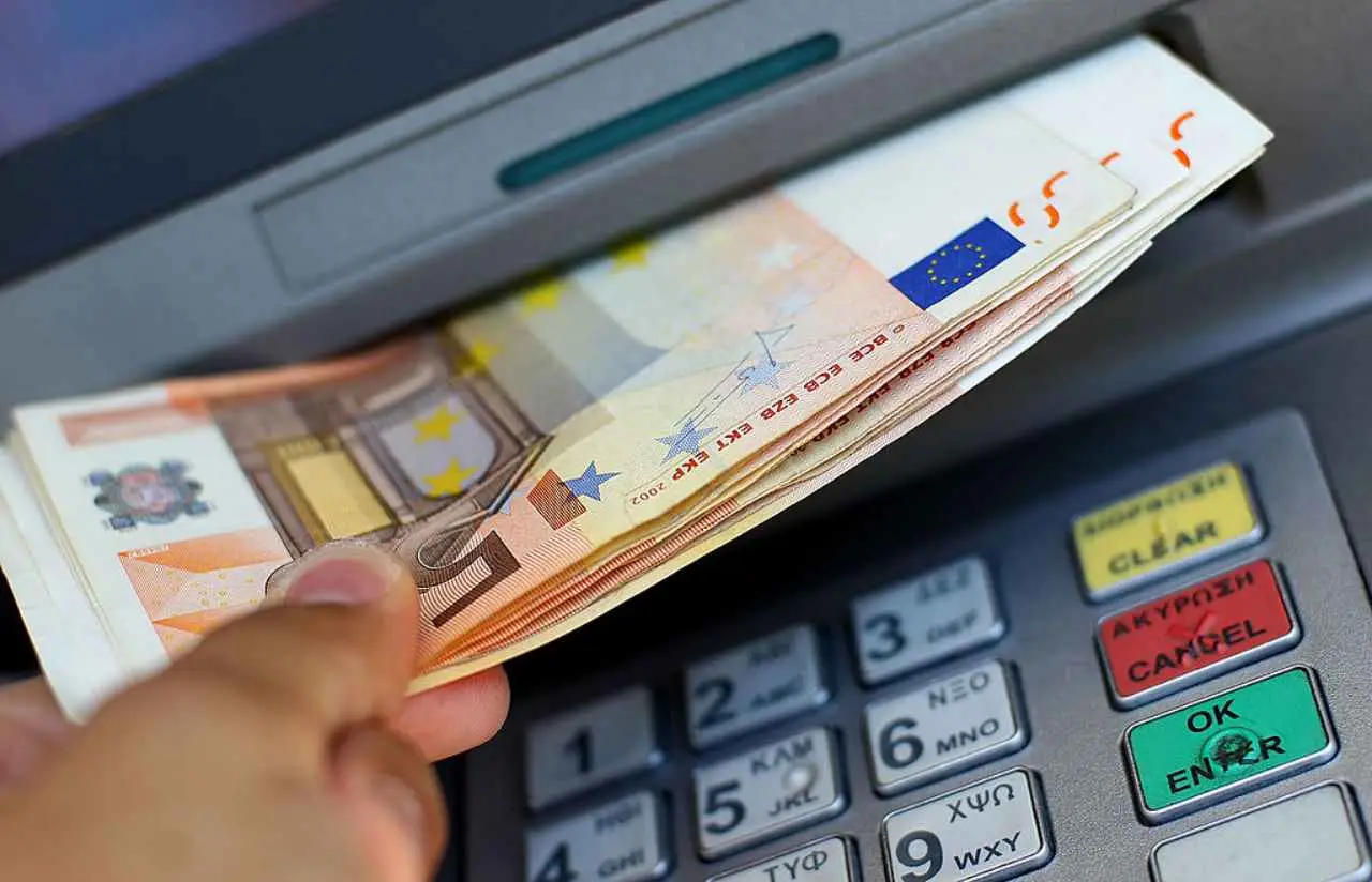 Occhio al Bancomat: ecco il trucco della finta fessura torna a colpire Immagine selezionata
