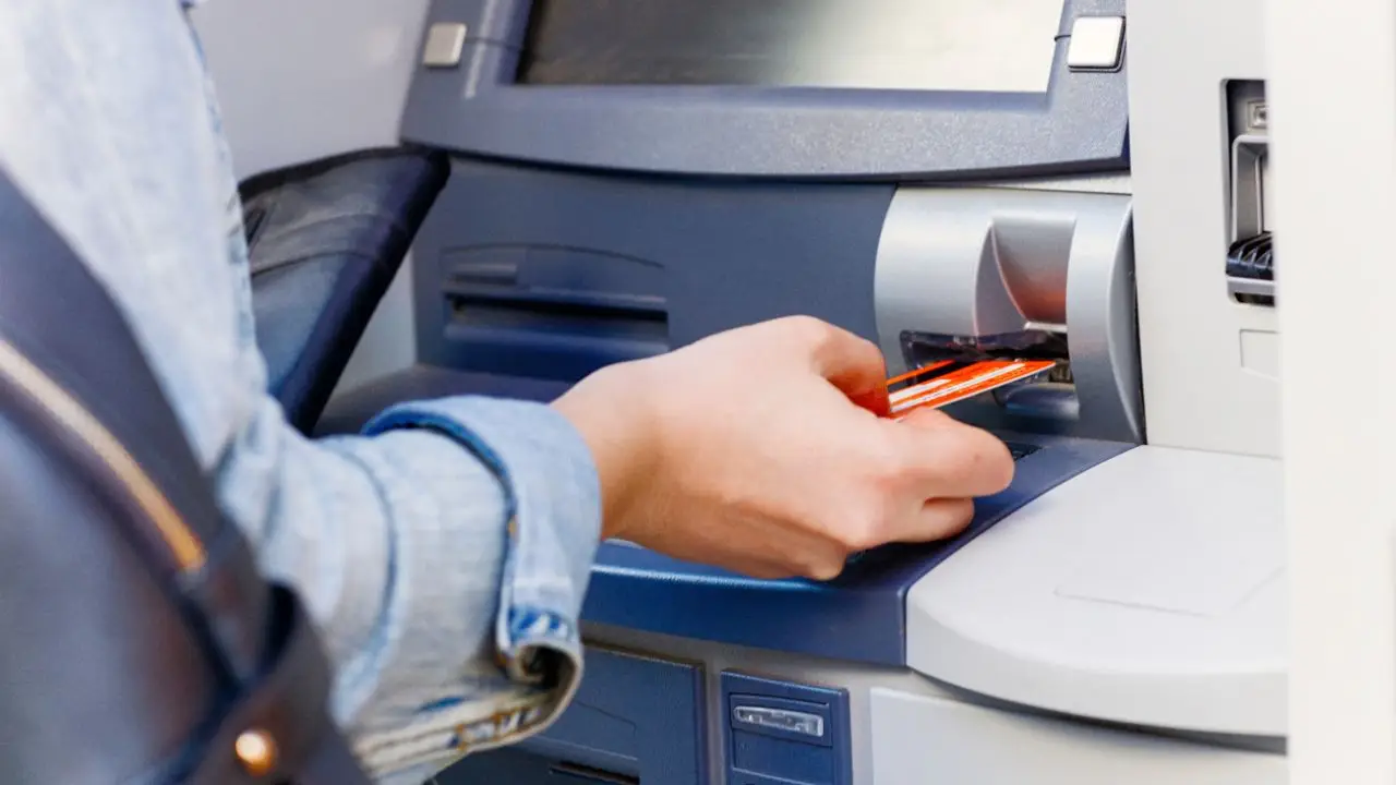 Occhio al Bancomat: ecco il trucco della finta fessura torna a colpire Immagine selezionata