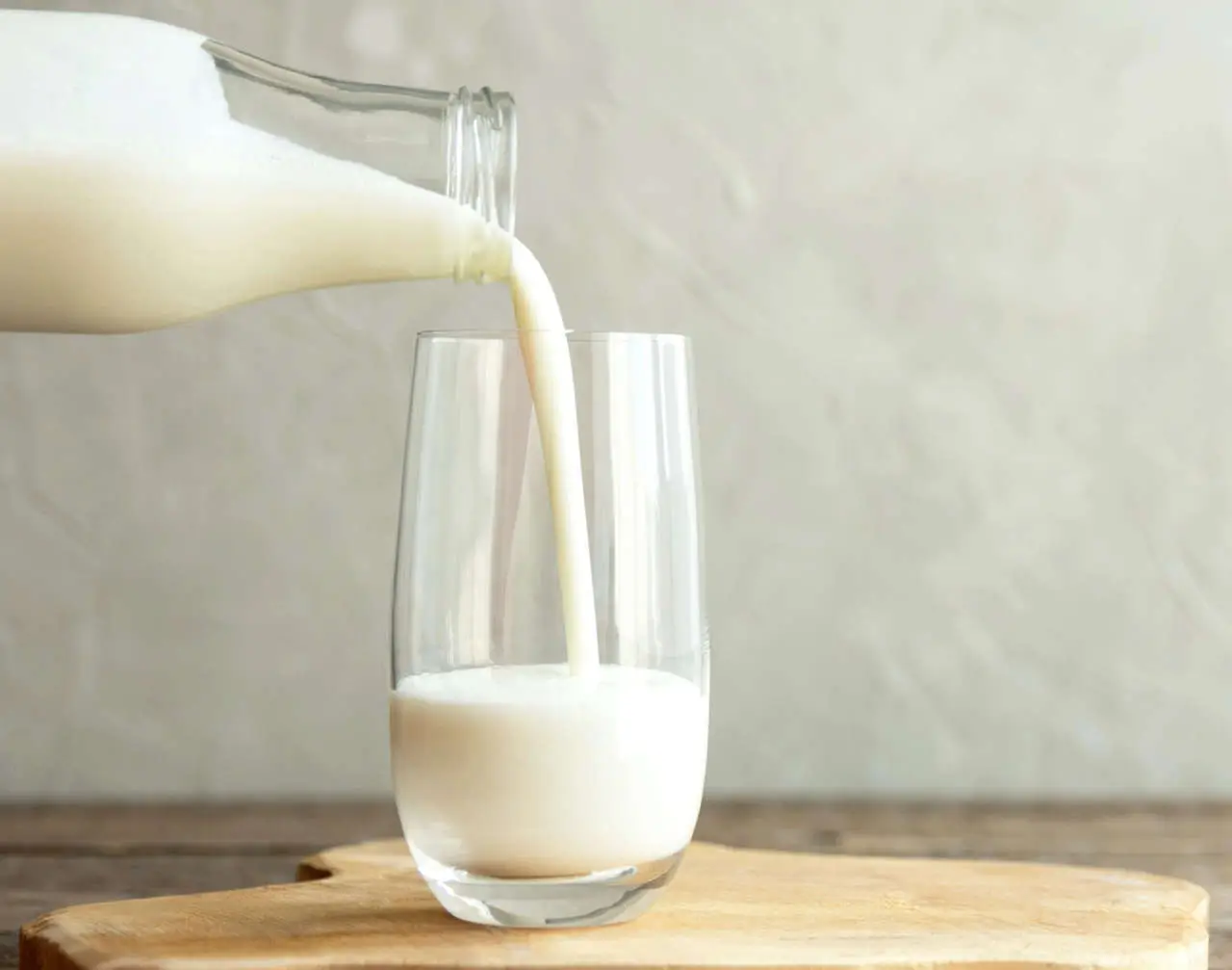 Bere latte prima di dormire può compromettere la qualità del sonno: ecco i motivi