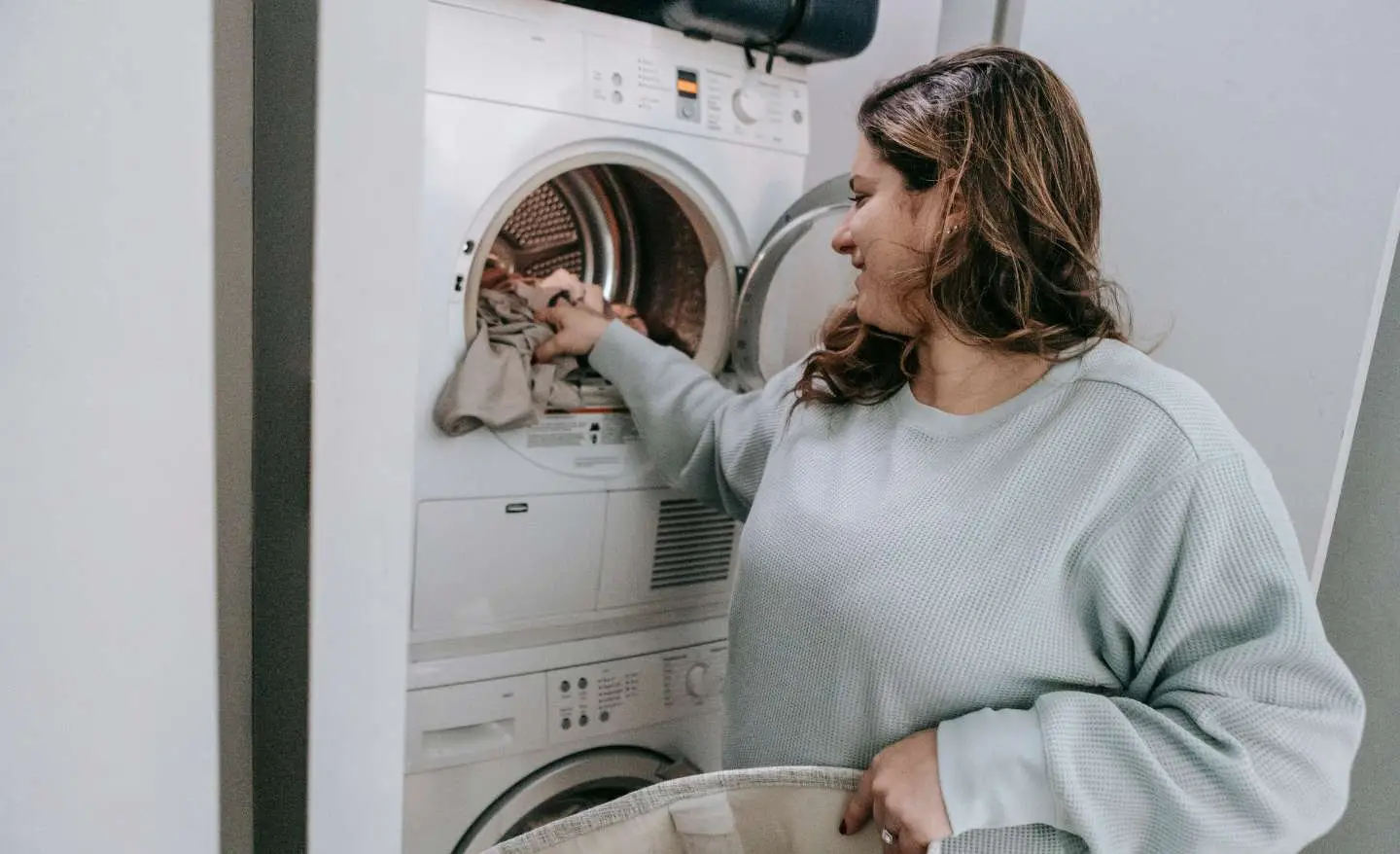 Attenzione a dimenticare i panni nell’asciugatrice piena: cosa può accadere