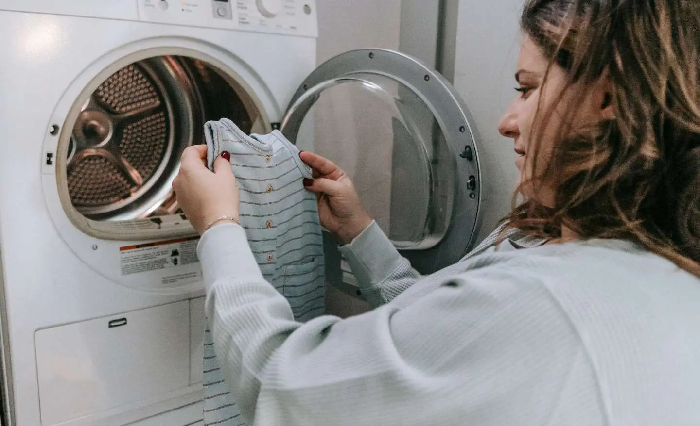 Attenzione a dimenticare i panni nell’asciugatrice piena: cosa può accadere Attenzione a dimenticare i panni nell’asciugatrice piena: cosa può accadere
