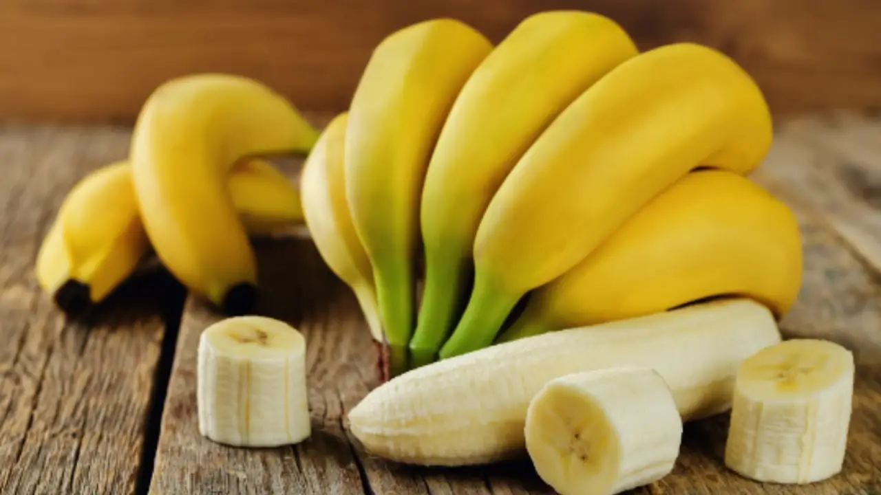 Bucce di banana come concime naturale: come usarle in giardino Bucce di banana come concime naturale: come usarle in giardino